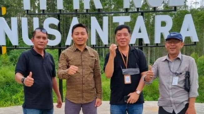 Kepala DPMPTSP Kaltim berfoto bersama delegasi Jepang saat berkunjung ke IKN Nusantara. [kaltimtoday.co]