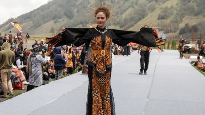 Model memperagakan busana saat East Java Fashion Harmony (EJFH) 2022 di Segoro Wedhi Gunung Batok Kawasan Taman Nasional Bromo Tengger Semeru (TNBTS), Probolinggo, Jawa Timur, Sabtu (3/12/2022). [ANTARA FOTO/Umarul Faruq/hp]