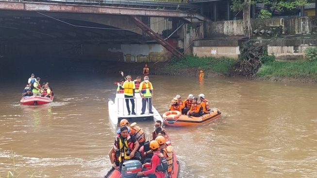 Kampanye Penanggulangan Banjir, Heru Budi Dan Basuki Hadimuljono Ikut Festival Dayung Di Kali Ciliwung