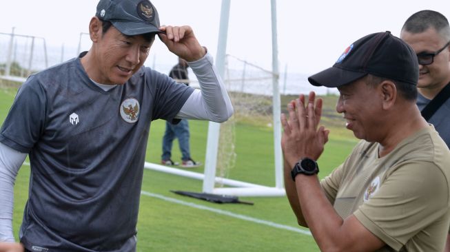 Menteri Pemuda dan Olahraga (Menpora) Zainudin Amali (kanan) memberi salam kepada pelatih Tim Nasional Indonesia Shin Tae-yong (kiri) saat meninjau pemusatan latihan di Training Ground Bali United, Pantai Purnama, Gianyar, Bali, Sabtu (3/12/2022). [ANTARA FOTO/Fikri Yusuf/hp]