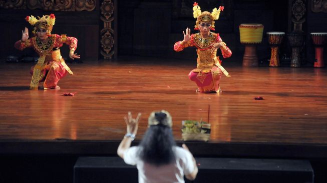 Instruktur memberikan arahan kepada penyandang tunarungu yang menampilkan tari condong saat pagelaran seni budaya memperingati Hari Disabilitas Internasional di Gedung Dharmanegara Alaya, Denpasar, Bali, Sabtu (3/12/2022). [ANTARA FOTO/Nyoman Hendra Wibowo/hp]
