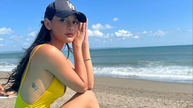 Hobi Traveling, Intip 6 Potret Erika Carlina Pose Berjemur di Pantai