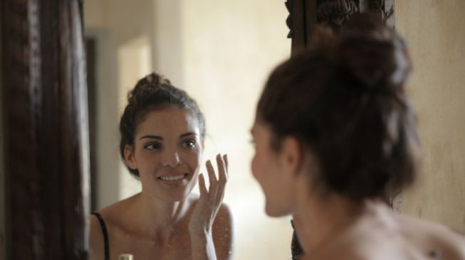 5 Cara Mengatasi Warna Kulit Tidak Rata, Lengkap dengan Tips Memilih Skincare Recommended
