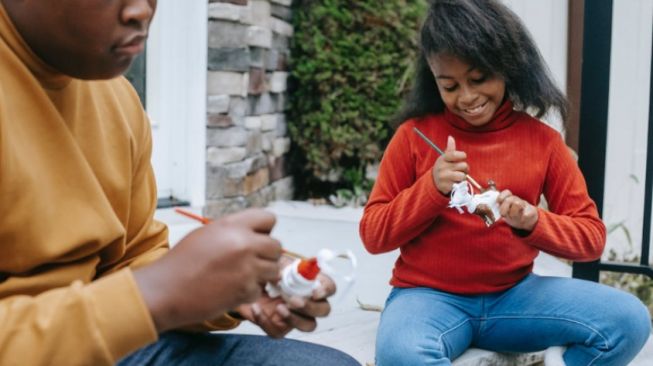 5 Manfaat Melatih Anak untuk Membuat Mainan Sendiri, Jadi Kreatif!