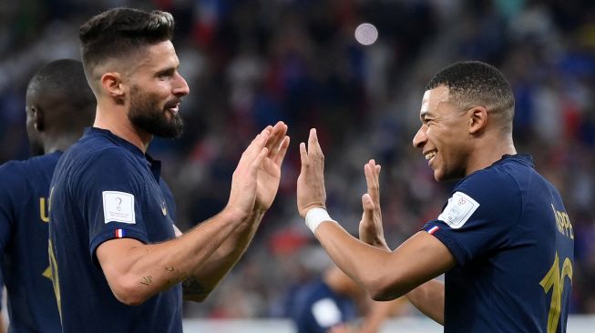 Penyerang Prancis Kylian Mbappe merayakan golnya dengan penyerang Prancis Olivier Giroud saat pertandingan sepak bola babak 16 besar Piala Dunia 2022 antara Prancis dan Polandia di Stadion Al-Thumama, Doha, Qatar, Minggu (4/12/2022). [FRANCK FIFE/AFP]