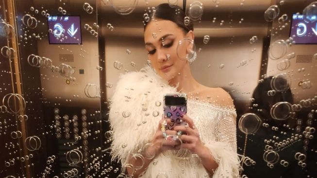 Heboh Sosok Hitam di Belakang Luna Maya saat Selfie di Lift Sendirian