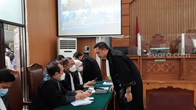 Pengacara Bharada E saat berada di sidang kasus pembunuhan berencana Brigadir J di PN Jakarta Selatan. (Suara.com/Arga)