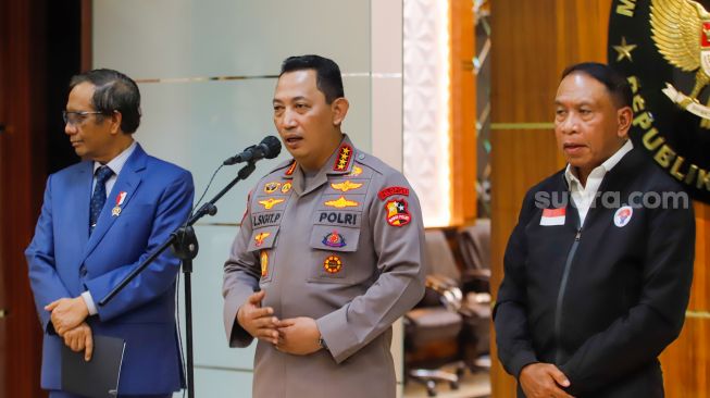 (dari kiri ke kanan) Menteri Koordinator Bidang Politik, Hukum, dan Keamanan (Menkopolhukam) Mahfud MD, Kapolri Jenderal Pol Listyo Sigit Prabowo dan Menteri Pemuda dan Olahraga (Menpora) Zainudin Amali memberikan keterangan saat konferensi pers di Gedung Kemenkopolhukam, Jakarta Pusat, Senin (5/12/2022). [Suara.com/Alfian Winanto]