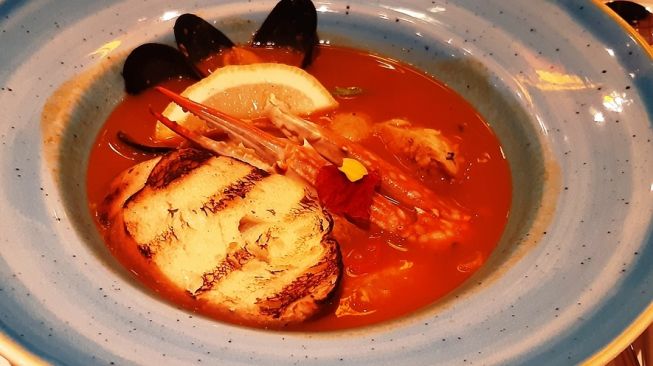 Spicy Le Bay Seafood Soup, salah satu menu yang ditawarkan Le Bay & Tipsea Beach. (Foto: Dok. Le Bay & Tipsea Beach)