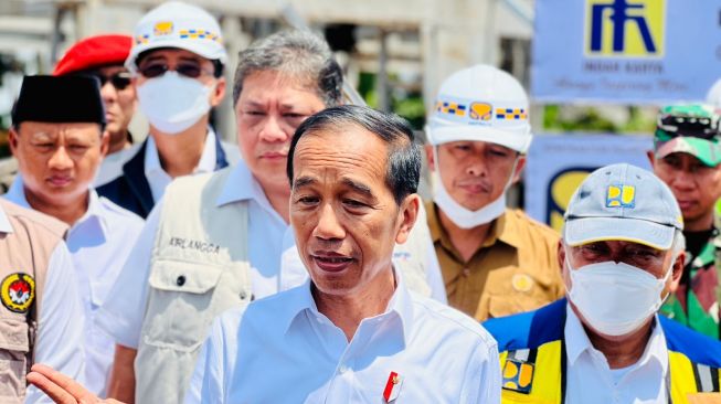 Presiden Joko Widodo atau Jokowi usai meninjau langsung progres pembangunan rumah tahan gempa di Desa Sirnagalih, Kabupaten Cianjur, Jawa Barat, Senin (5/12/2022). (Laily Rachev - Biro Pers Sekretariat Presiden)