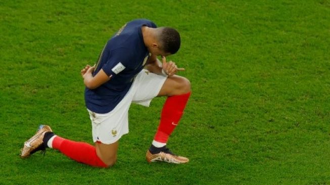 Penyerang #10 Prancis Kylian Mbappe melakukan selebrasi setelah mencetak gol kedua timnya pada pertandingan sepak bola babak 16 besar Piala Dunia 2022 Qatar antara Prancis dan Polandia di Stadion Al-Thumama di Doha pada 4 Desember 2022. Odd ANDERSEN / AFP