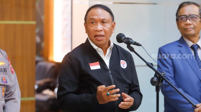 Menteri Pemuda dan Olahraga (Menpora) Zainudin Amali memberikan keterangan saat konferensi pers di Gedung Kemenkopolhukam, Jakarta Pusat, Senin (5/12/2022). [Suara.com/Alfian Winanto]