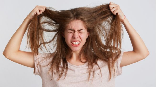 Sering Mencabut Rambut? Waspada 4 Gejala Umum Penyakit Trikotilomania
