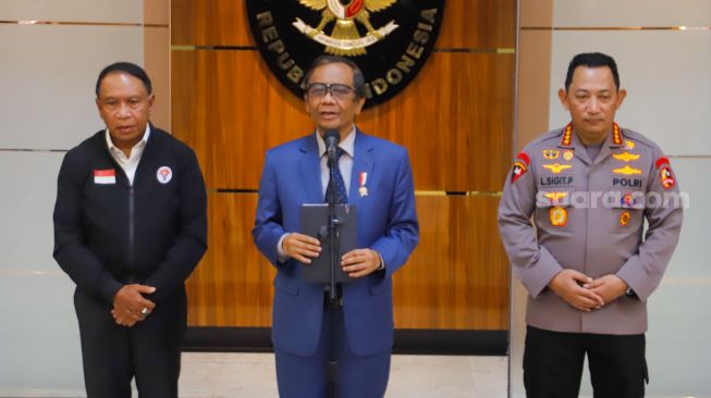 (dari kiri ke kanan) Menteri Pemuda dan Olahraga (Menpora) Zainudin Amali, Menteri Koordinator Bidang Politik, Hukum, dan Keamanan (Menkopolhukam) Mahfud MD, serta Kapolri Jenderal Pol Listyo Sigit Prabowo memberikan keterangan saat konferensi pers di Gedung Kemenkopolhukam, Jakarta Pusat, Senin (5/12/2022). [Suara.com/Alfian Winanto]