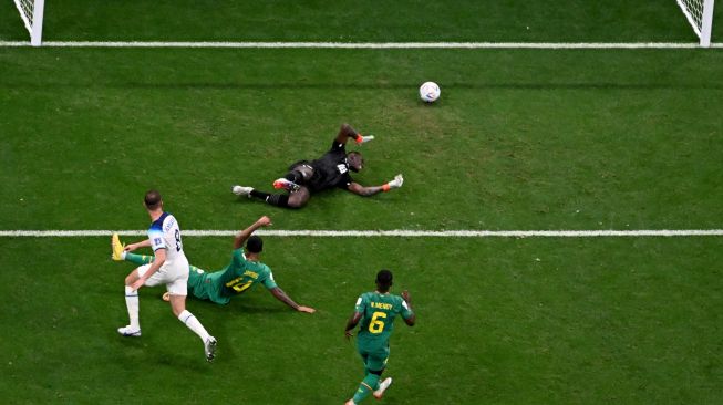 Gelandang Inggris Jordan Henderson mencetak gol saat pertandingan sepak bola babak 16 besar Piala Dunia 2022 antara Inggris dan Senegal di Stadion Al-Bayt di Al Khor, utara Doha, Qatar, Minggu (4/12/2022). [François-Xavier MARIT / AFP]