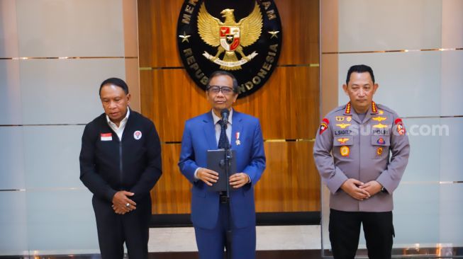 (dari kiri ke kanan) Menteri Pemuda dan Olahraga (Menpora) Zainudin Amali, Menteri Koordinator Bidang Politik, Hukum, dan Keamanan (Menkopolhukam) Mahfud MD, serta Kapolri Jenderal Pol Listyo Sigit Prabowo memberikan keterangan saat konferensi pers di Gedung Kemenkopolhukam, Jakarta Pusat, Senin (5/12/2022). [Suara.com/Alfian Winanto]