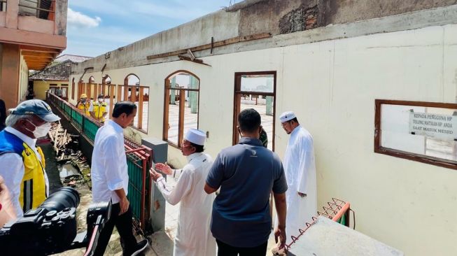 Ditengok Jokowi, Ketua Ponpes Darul Falah Cianjur Minta Trauma Healing Pascagempa Bagi Pengungsi