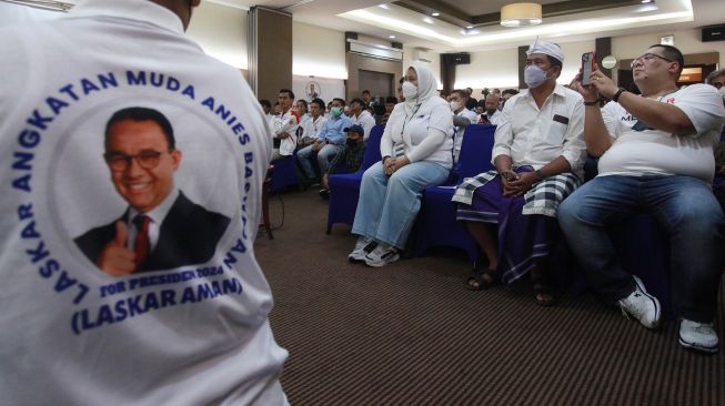 Sejumlah relawan Laskar Angkatan Muda Anies Baswedan (Laskar AMAN) saat mengikuti deklarasi di Kawasan Tebet, Jakarta, Minggu (4/12/2022). ANTARA FOTO/Reno Esnir