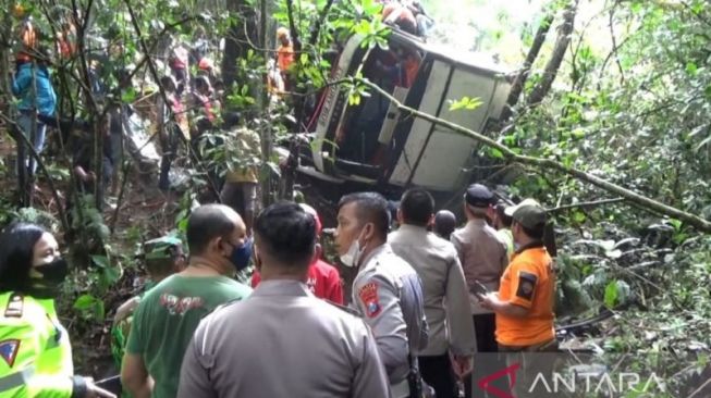 Kecelakaan di Jalan Raya Sarangan Magetan, Polres Magetan Menyelidiki Penyebab Bus Masuk Jurang