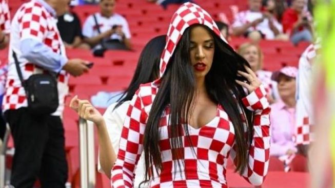 Ivana Knoll Disuruh Pakai Gamis saat Nonton Piala Dunia 2022, Suka Tampil Seksi Pamer Payudara