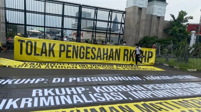 Masih Ada Pasal Bermasalah, Koalisi Sebut DPR RI Khianati Rakyat jika Tetap Ngotot Sahkah RKUHP