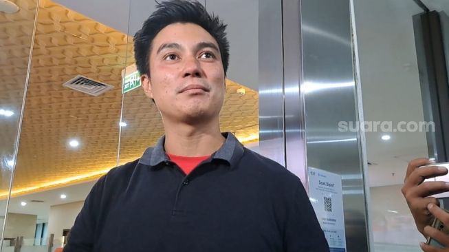 Baim Wong mendatangi Mabes Polri dalam kasus penipuan berkedok giveaway, Senin (5/12/2022). [Rena Pangesti/Suara.com]
