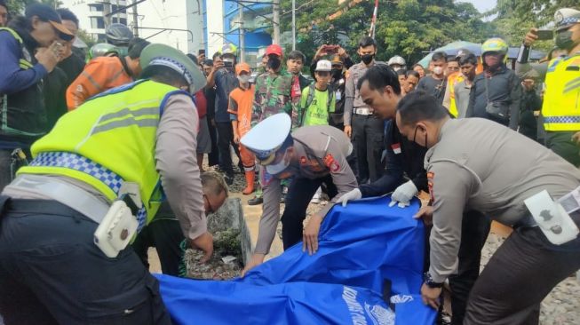 Tragis! Pemotor Abdul Gani Tewas Dilindas Kereta Api Karena Terobos Perlintasan di Sawah Besar