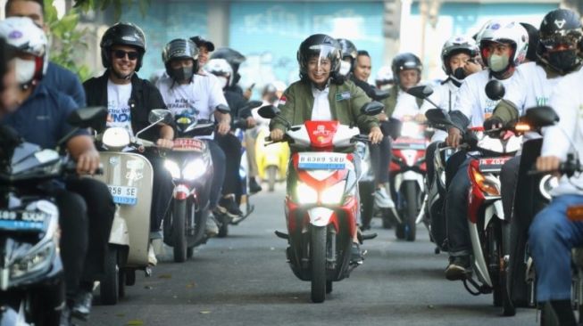 Menteri Pemberdayaan Perempuan dan Perlindungan Anak Bintang Puspayoga (tengah) bersama komunitas motor mengendarai motor listrik menyusuri jalan-jalan utama di Kota Bandung, Jawa Barat. (ANTARA/HO-Kemen PPPA) 