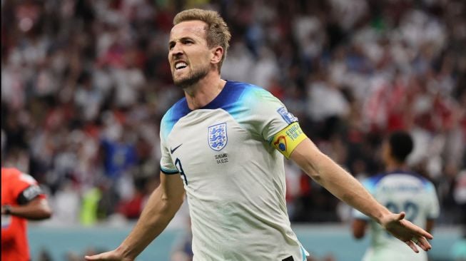 Penyerang Inggris Harry Kane merayakan golnya saat pertandingan sepak bola babak 16 besar Piala Dunia 2022 antara Inggris dan Senegal di Stadion Al-Bayt di Al Khor, utara Doha, Qatar, Minggu (4/12/2022). [JACK GUEZ / AFP]