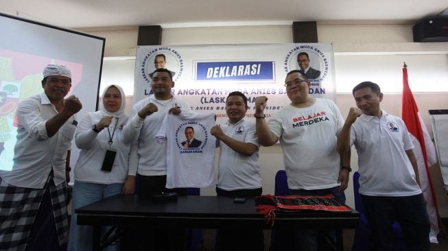 Sejumlah relawan Laskar Angkatan Muda Anies Baswedan (Laskar AMAN) menunjukan baju dukungan saat Deklarasi di Kawasan Tebet, Jakarta, Minggu (4/12/2022). ANTARA FOTO/Reno Esnir
