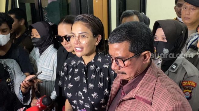 Nikita Mirzani kembali menjalani sidang kasus pencemaran nama baik terhadap Dito Mahendra di Pengadilan Negeri Serang, Banten, Senin (5/12/2022). [Adiyoga Priyambodo/Suara.com]