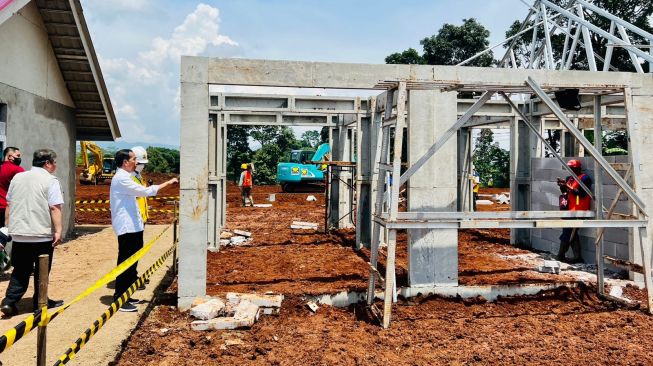 Presiden Joko Widodo atau Jokowi meninjau langsung progres pembangunan rumah tahan gempa di Desa Sirnagalih, Kecamatan Cilaku, Kabupaten Cianjur, pada Senin (5/12/2022). [Foto: Laily Rachev - Biro Pers Sekretariat Presiden]