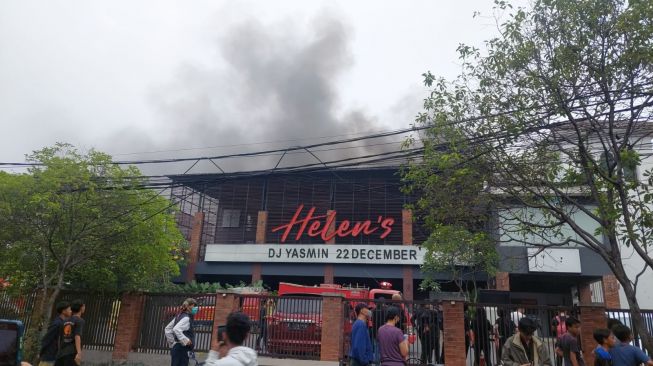 Helen's Bar Eks Holywings Tanjung Duren Terbakar, Petugas Masih Berjibaku Jinakan Api