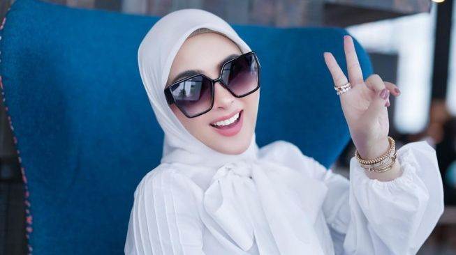 Heboh Usia Syahrini Dipertanyakan, 40 atau 56 Tahun Ya?