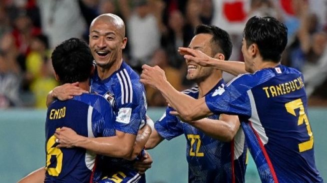 Pemain Jepang rayakan gol Daizen Maeda ke gawang Kroasia dalam pertandingan 16 besar Piala Dunia 2022 di Al Janoub Stadium, Senin (5/12/2022). [AFP]