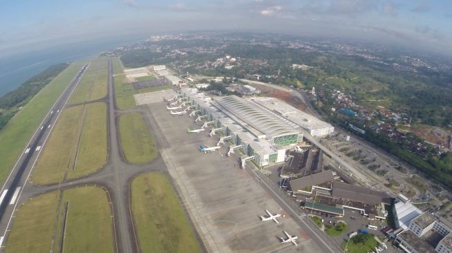 Landasan Pacu Retak, 13 Penerbangan di Bandara SAMS Sepinggan Balikpapan Terganggu