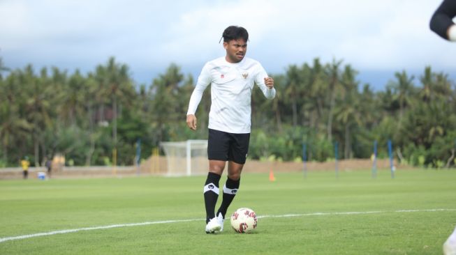 Pemain Timnas Indonesia, Saddil Ramdani saat menjalani latihan bersama skuad Garuda di Bali. [PSSI]