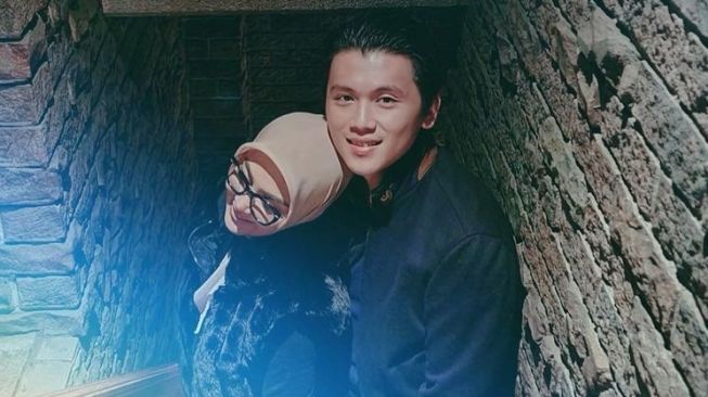 Digosipin Cerai, Syahrini Malah Asyik Lari-larian Main Salju Bareng Reino Barack