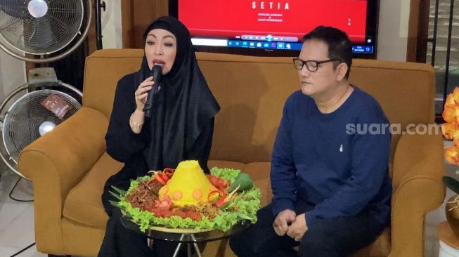 Angelina Sondakh bersama Julius Sitanggang, di acara syukuran rilis single berjudul "Setia" di kawasan Tebet, Jakarta Selatan, Selasa (6/12/2022). [Adiyoga Priyambodo/Suara.com]