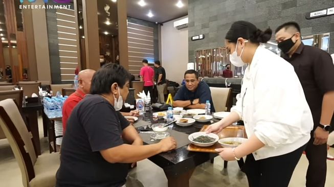 Momen Nagita Slavina Jadi Pelayan Restoran Padang (YouTube/Rans Entertainment)