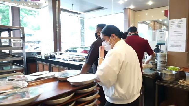 Momen Nagita Slavina Jadi Pelayan Restoran Padang (YouTube/Rans Entertainment)