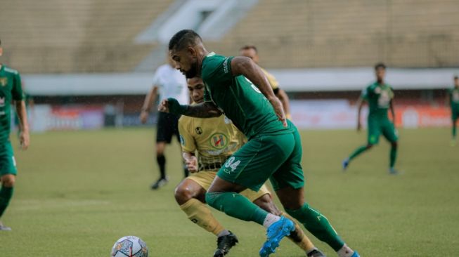 Suasana laga BRI Liga 1 antara Persebaya Surabaya vs Barito Putera, Selasa (6/12/2022). [dok. LIB]
