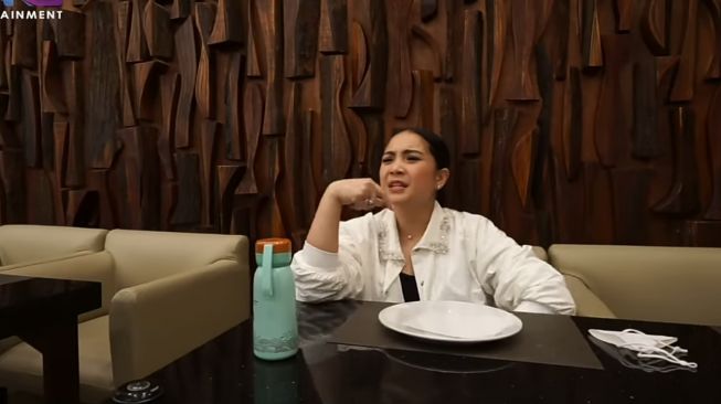 Punya Bakat Bawa Piring Banyak Ala Restoran Padang, Intip 8 Momen Nagita Slavina Jadi Pelayan