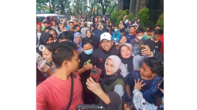 Dedi Mulyadi Jadi Idola Ibu-Ibu hingga Dijodohkan dengan Desy Ratnasari, Netizen: Ambu Anne Tinggalin Aja Pak