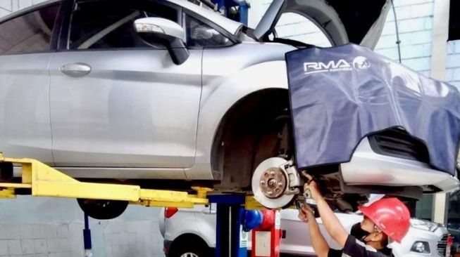 Mekanik MRA Indonesia sedang melakukan perbaikan kendaraan Ford (ANTARA/HO)