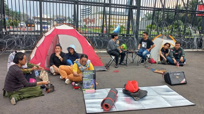 Kritik Pelaksanaan Rapat Pengesahan RKUHP, Massa Pendemo Dirikan 2 Tenda di Depan Gedung DPR