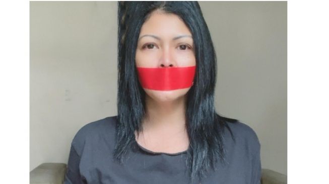 Jelang Pengesahan RKUHP, Melanie Subono Pasang Bendera Kuning dan Plester Mulut