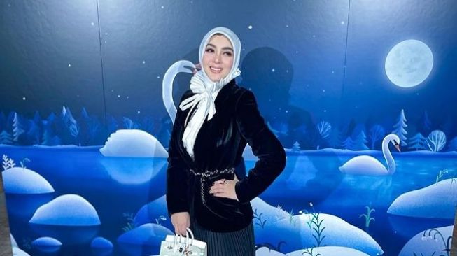 Aksi Syahrini yang Menuai Kontroversi (Instagram/princessyahrini)