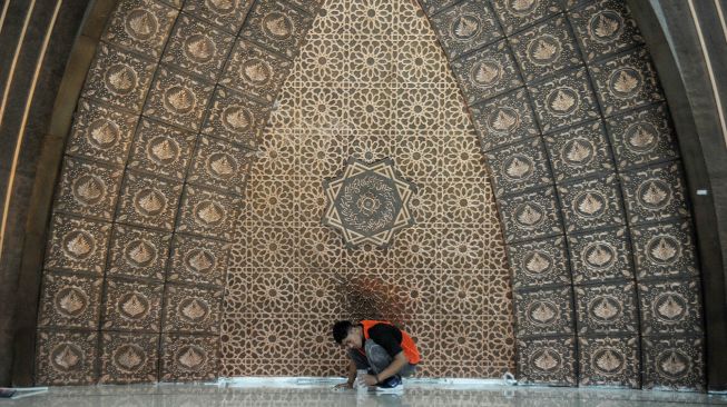 Pekerja menyelesaikan pembangunan bagian dalam Masjid Al Jabbar di Cimincrang, Bandung, Jawa Barat, Selasa (6/12/2022). ANTARA FOTO/Raisan Al Farisi
