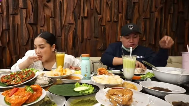 Momen Nagita Slavina Jadi Pelayan Restoran Padang (YouTube/Rans Entertainment)